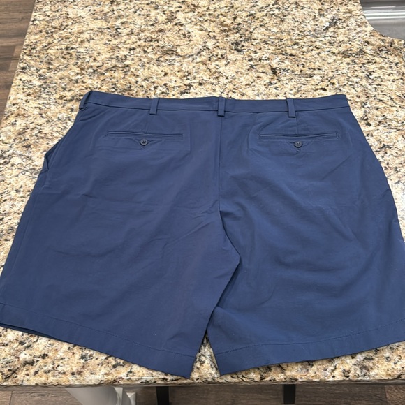 Men’s Vineyard Vines on-the-go shorts NWOT 44B - Picture 3 of 3